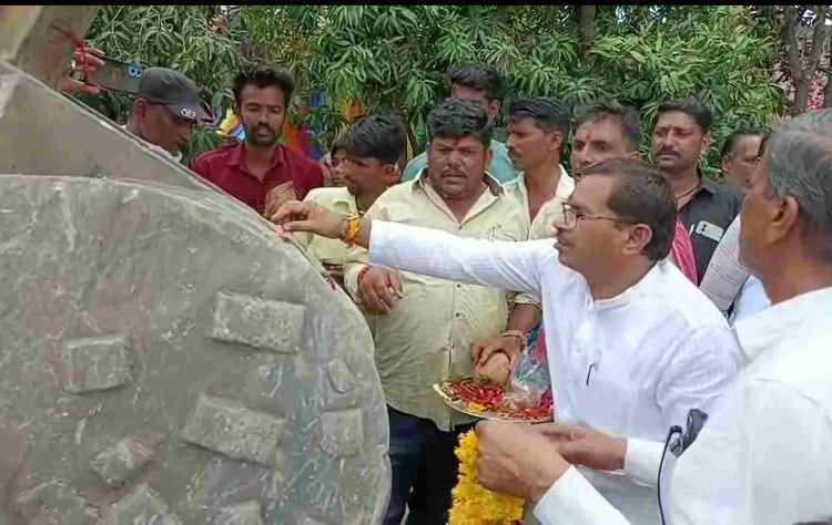 विकास यात्रा : 7 करोड़ 77 लाख रुपए से बनेगी रोजड़का और सेवरिया के बीच डामर सड़क, विधायक दिलीप मकवाना ने किया भूमि पूजन