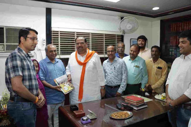 भाजपा के विशेष जनसंपर्क अभियान में विधायक चेतन्य काश्यप का चार्टेड अकाउंटेंट केदार अग्रवाल ने किया अभिनंदन