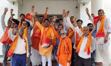 छेड़छाड़ से परेशान होकर गोस्वामी समाज की बेटी और पिता ने कर ली थी आत्महत्या, घटना से नाराज गोस्वामी समाज ने प्रदर्शन कर मुख्यमंत्री के नाम ज्ञापन सौंपा