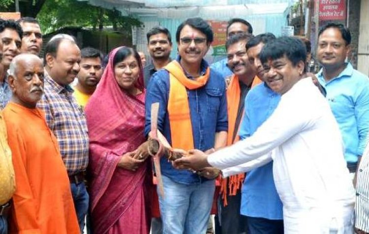 वार्ड क्रमांक 45 के सुतारों का वास से ईदगाह रोड नाले तक सीमेन्ट कांक्रीट सड़क का महापौर पटेल ने किया भूमि पूजन