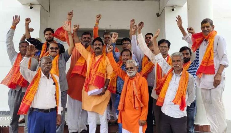 छेड़छाड़ से परेशान होकर गोस्वामी समाज की बेटी और पिता ने कर ली थी आत्महत्या, घटना से नाराज गोस्वामी समाज ने प्रदर्शन कर मुख्यमंत्री के नाम ज्ञापन सौंपा