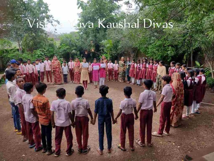 विश्व युवा कौशल दिवस पर मानव शृंखला बनाकर दिया ‘बेटी बचाओ - बेटी पढ़ाओ’ का संदेश