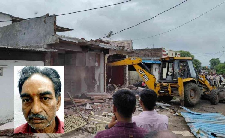 किराना लेने आने वाली बच्चियों से छेड़छाड़ करने वाले आरोपी की दुकान पर प्रशासन ने चलाया बुलडोजर