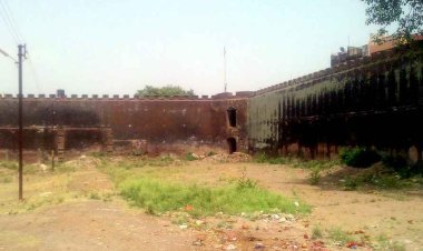 रतलाम : सूरजपौर विद्यालय की जमीन पर भूमाफिया का कब्जा,  इसे हटाने के लिए श्रेष्ठ नवनिर्माण फाउंडेशन ने कलेक्टर को सौंपा