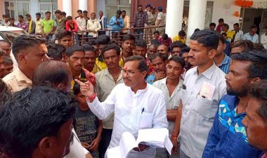 चोरी ऊपर से सीनाजोरी ! कागजों में विकास को लेकर ग्रामीणों पूछा सवाल तो तो सरपंच ने कर दी पिटाई, 200 ग्रामीणों ने की शिकायत तो विधायक भी हो गए हैरान