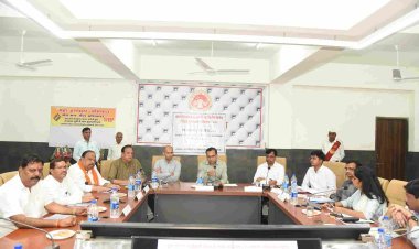 कमिश्नर डॉ. गोयल ने फोटो निर्वाचक नामावली के विशेष संक्षिप्त पुनरीक्षण अभियान की समीक्षा की, जनप्रतिनिधियों एवं पत्रकारों से सुझाव लिए