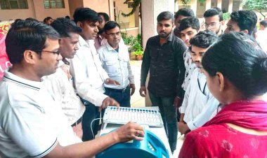स्वीप प्लान कार्यक्रम के तहत स्कूल - कॉलेज में छात्र-छात्राओं और मोहल्लों में लोगों को मतदान के लिए किया जागरूक