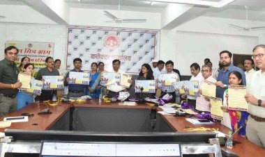 पुलिस व महिला बाल विकास विभाग की पहल, बेटियों को साइबर अपराध से बचाने के लिए जारी किए स्टीकर व पम्फलेट, कलेक्टर सूर्यवंशी ने किया विमोचन