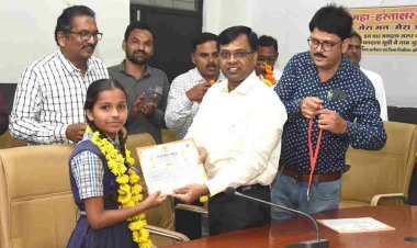 जिला ओलंपियाड परीक्षा में चयनित 23 विद्यार्थियों को कलेक्टर नरेंद्र कुमार सूर्यवंशी ने किया सम्मानित