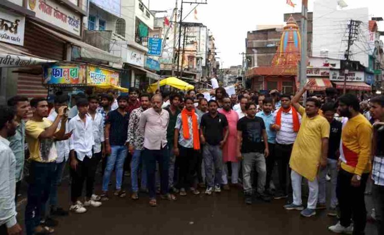 हाफिज द्वारा किए गए अभद्र कमेंट से नाराज वाल्मीकि समाज सेना, विहिप और बजरंग दल ने निकाली रैली, पुलिस को ज्ञापन सौंपा