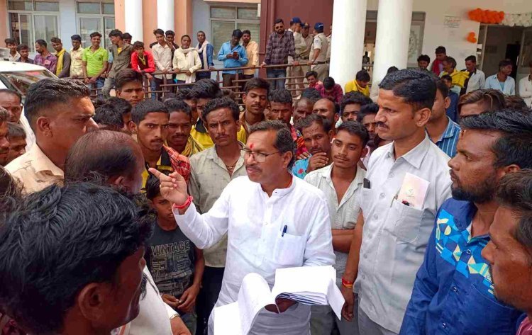 चोरी ऊपर से सीनाजोरी ! कागजों में विकास को लेकर ग्रामीणों पूछा सवाल तो तो सरपंच ने कर दी पिटाई, 200 ग्रामीणों ने की शिकायत तो विधायक भी हो गए हैरान