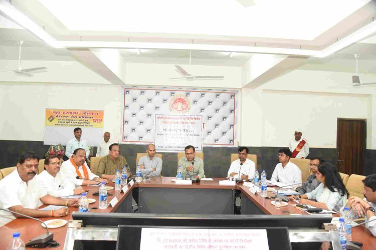 कमिश्नर डॉ. गोयल ने फोटो निर्वाचक नामावली के विशेष संक्षिप्त पुनरीक्षण अभियान की समीक्षा की, जनप्रतिनिधियों एवं पत्रकारों से सुझाव लिए