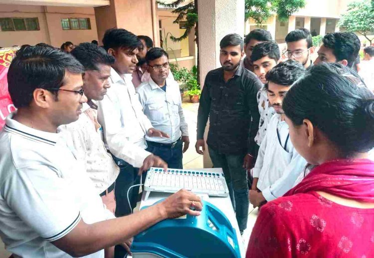 स्वीप प्लान कार्यक्रम के तहत स्कूल - कॉलेज में छात्र-छात्राओं और मोहल्लों में लोगों को मतदान के लिए किया जागरूक