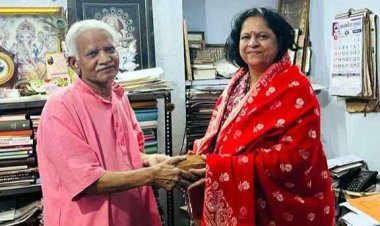 सेवानिवृत होने पर सहायक शिक्षक और लेखक डॉ. प्रवीणा दवेसर का प्रो. अज़हर हाशमी ने किया सम्मान