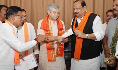 रतलाम में रेल मंत्री अश्विन वैष्णव ने जनप्रतिनिधियों को साधा, डीआरएम को डांटा ! कहा- मेरे द्वारा जारी सर्कुलर पढ़ लें, समस्या हल करने के निर्देश भी दिए