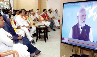 रतलाम में उल्लास : PM मोदी ने रखी 460 करोड़ रुपए के मेगा इंडस्ट्रियल पार्क की आधारशिला, आतिशबाजी कर विधायक चेतन्य काश्यप का अभिनंदन किया