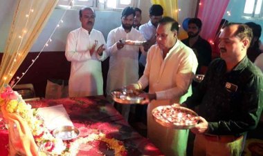 सरस्वती शिशु मंदिर में पूर्व छात्रों ने 5 ढोल की थाप पर 251 दीपों से उतारी श्री गणेश की आरती