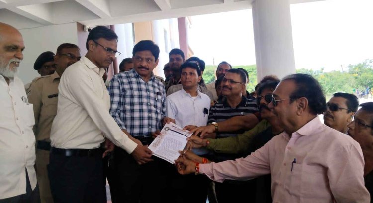 पत्रकार बीमा योजना की प्रीमियम राशि कम करने एवं पत्रकार सुरक्षा कानून लागू करने की मांग को लेकर रतलाम प्रेस क्लब ने ज्ञापन सौंपा