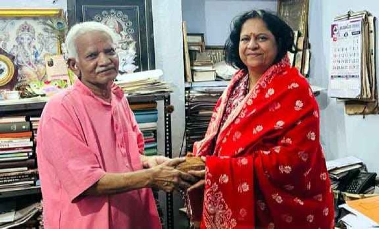 सेवानिवृत होने पर सहायक शिक्षक और लेखक डॉ. प्रवीणा दवेसर का प्रो. अज़हर हाशमी ने किया सम्मान