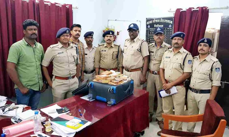 रतलाम पुलिस को बड़ी सफलता : 8 करोड़ रुपए के अवैध सोने के साथ 2 युवक गिरफ्तार, विदेशी मुद्रा और जीपीएस ट्रैकर भी मिला, देखें वीडियो...