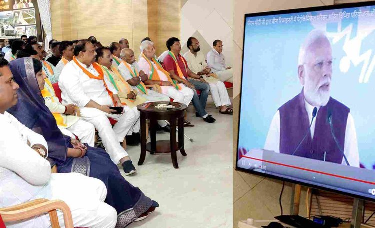 रतलाम में उल्लास : PM मोदी ने रखी 460 करोड़ रुपए के मेगा इंडस्ट्रियल पार्क की आधारशिला, आतिशबाजी कर विधायक चेतन्य काश्यप का अभिनंदन किया