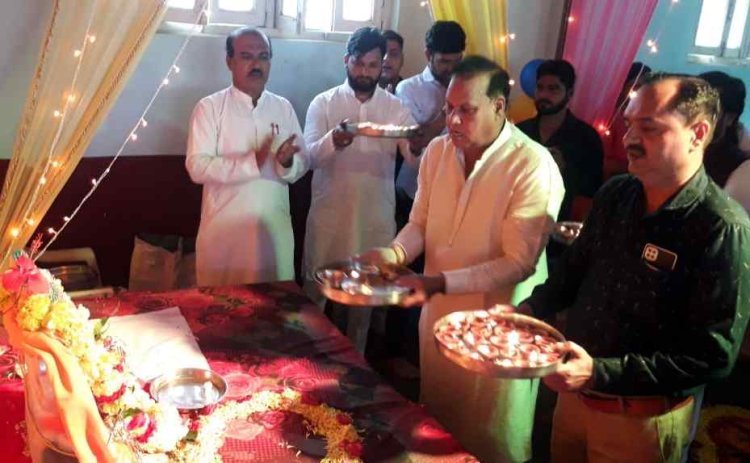 सरस्वती शिशु मंदिर में पूर्व छात्रों ने 5 ढोल की थाप पर 251 दीपों से उतारी श्री गणेश की आरती