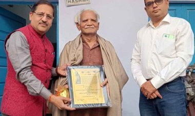 प्रो. अज़हर हाशमी को मिला अखिल भारतीय निर्मल वर्मा पुरस्कार-2021, मप्र साहित्य अकादमी के निदेशक डॉ. विकास दवे ने घर पहुंच कर किया सम्मानित