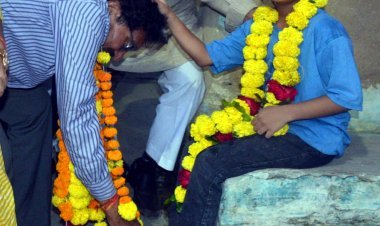 कांग्रेस प्रत्याशी पारस दादा ने शक्तिस्वरूपा नन्हीं बालिका के चरण स्पर्श कर लिया आशीर्वाद, फिर मांगा मतदाताओं से समर्थन