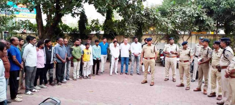 पुलिस ने 110 गुंडों की रतलाम शहर के थानों में कराई परेड, सभी को दी चेतावनी- शिकायत मिली तो निकाल दी जाएगी सारी गुंडागर्दी