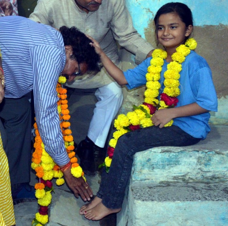 कांग्रेस प्रत्याशी पारस दादा ने शक्तिस्वरूपा नन्हीं बालिका के चरण स्पर्श कर लिया आशीर्वाद, फिर मांगा मतदाताओं से समर्थन