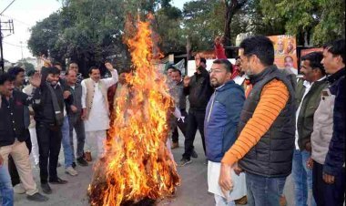 भाजपा ने टीएमसी सांसद कल्याण बनर्जी  का पुतला फूंका, सांसद द्वारा मिमिक्री कर उपराष्ट्रपति धनखड़ का अपमान करने पर जताई आपत्ति