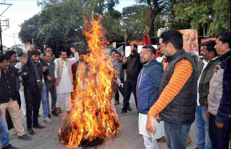 भाजपा ने टीएमसी सांसद कल्याण बनर्जी  का पुतला फूंका, सांसद द्वारा मिमिक्री कर उपराष्ट्रपति धनखड़ का अपमान करने पर जताई आपत्ति