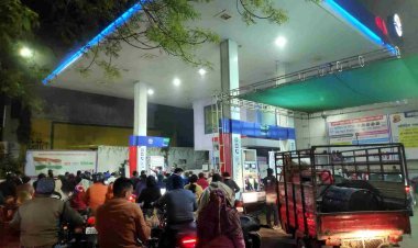 ट्रक चालकों की हड़ताल का ऐसा असर : नए साल के पहले ही दिन डीजल-पेट्रोल के लिए लंबी कतारें, दूध-सब्जी की किल्लत के आसार, जानें पूरी वजह