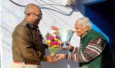 रतलाम डीआईजी मनोजकुमार सिंह पहुंचे प्रो. अज़हर हाशमी के घर, कुशलक्षेम् पूछी और जन्मदिन की शुभकामनाएं भी दीं