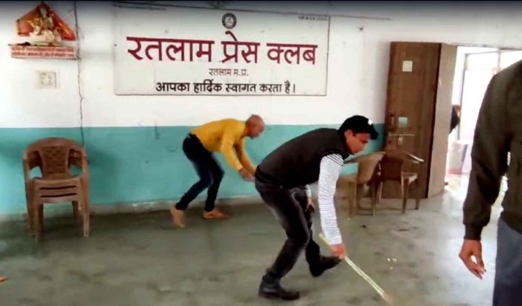 स्वच्छता अभियान : कलम, माइक और कैमरे थाने वाले हाथों ने थामी झाड़ू और कर दी रतलाम प्रेस क्लब के तीन मंजिला भवन की सफाई