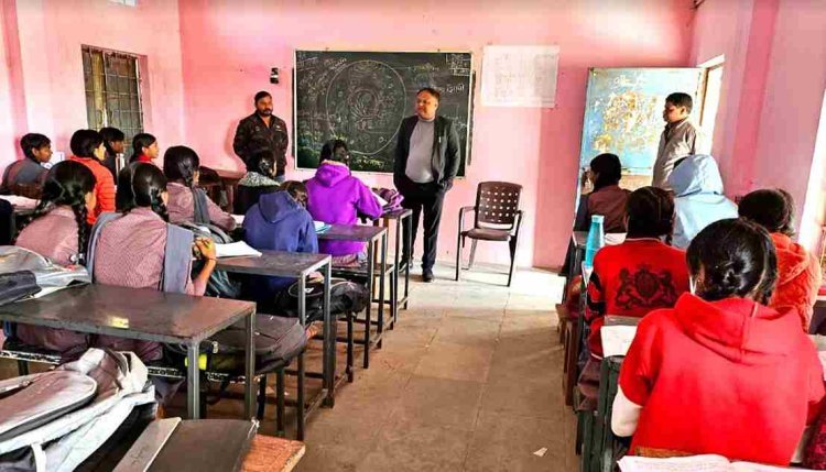 औचक निरीक्षण : किसी स्कूल के क्लास रूम में भरा मिला कबाड़ तो कहीं एक रूम में बैठे मिले तीन क्लास के बच्चे, कलेक्टर ने दी सुधार की हिदायत