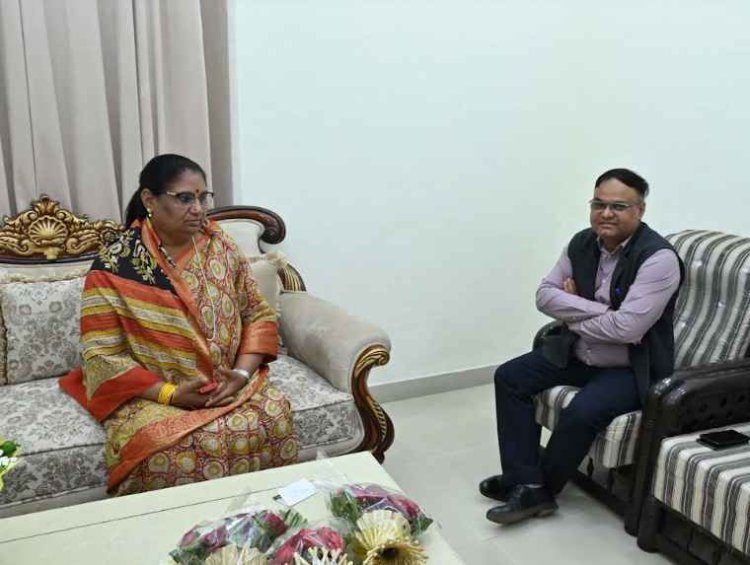 महिला बाल विकास मंत्री निर्मला भूरिया रतलाम पहुंची, कलेक्टर लाक्षाकार एवं महिला बाल विकास अधिकारी सिन्हा ने किया स्वागत