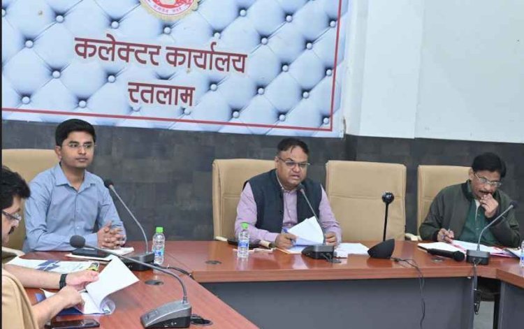 DM की हिदायत : स्कूल प्रबंधन ने विद्यार्थियों को दुकान विशेष से पाठ्य सामग्री खरीदने के लिए बाध्य किया तो खैर नहीं