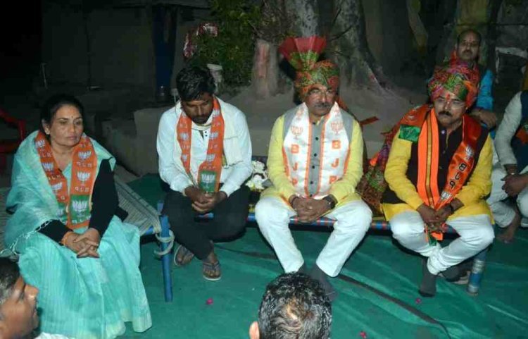 16 घंटे प्रवास - 51% मत का मंत्र : सैलाना विधानसभा के तम्बोलिया गांव में भाजपा संगठन महामंत्री हितानंद ने लगाई खाटला चौपाल, लोगों के मन पढ़े, जीत के गुर बताए