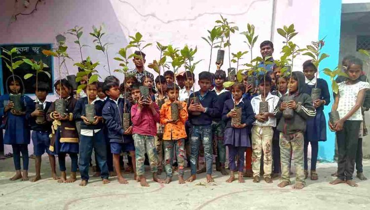 विदाई समारोह में हर बच्चे को मिला "एक पौधा राष्ट्र के नाम", देखभाल और बड़ा करने का संकल्प भी दिलाया