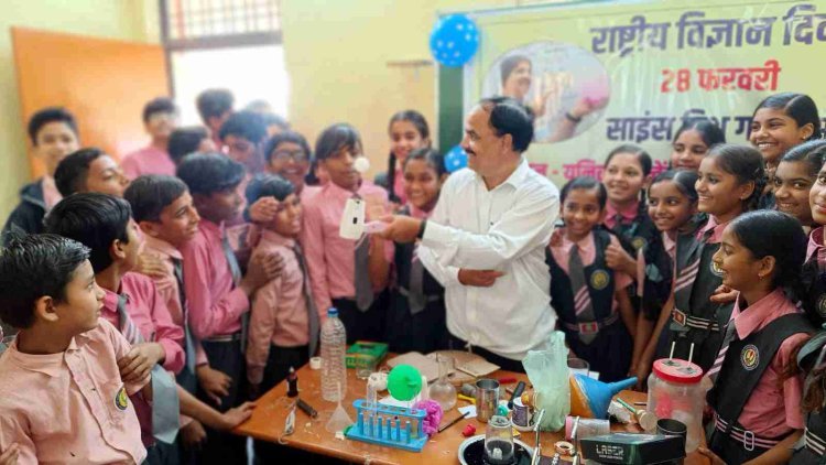 खेल-खेल में विज्ञान : बच्चों ने खुद बनाई घट्टी (चक्की) और घुमाकर जाना कि दादी मां और नानी मां अनाज पीसने के लिए घट्टी का हत्था परिधि के पास क्यों होता है