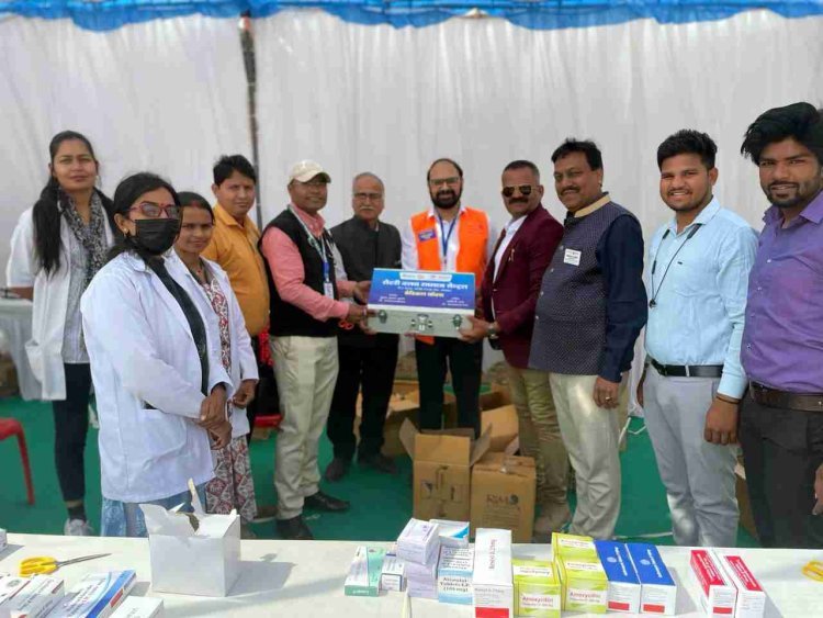 Service Above Self : रोटरी क्लब रतलाम सेंट्रल ने झाबुआ में आयोजित राहत स्वास्थ्य शिविर में भेंट की दवाइयां