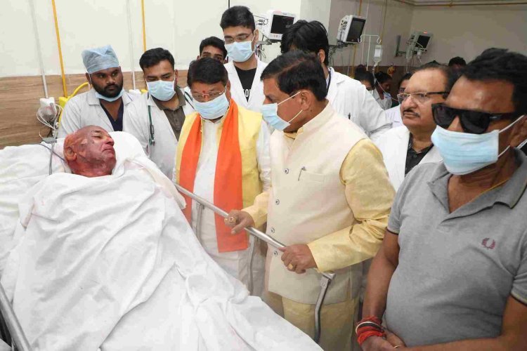 महाकाल मंदिर हादसा : CM यादव सारे कार्यक्रम स्थगित कर घायलों से मिलने अस्पताल पहुंचे, एक-एक लाख रुपए आर्थिक सहायता का ऐलान