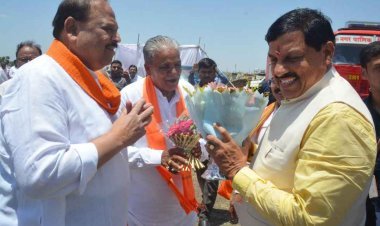 मुख्यमंत्री डॉ. मोहन यादव की रतलाम हेलीपैड पर कैबिनेट मंत्री चेतन्य काश्यप व BJP जिलाध्यक्ष प्रदीप उपाध्याय ने की अगवानी, हेलीकॉप्टर से ताल हुए रवाना