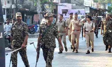 सुरक्षा और जनसंवाद : लोकसभा चुनाव में न हो कोई गड़बड़ी इसलिए पुलिस और सुरक्षा बल ने शहर के संवेदनशील क्षेत्रों में किया फ्लैग मार्च