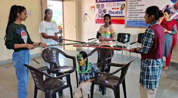 विद्यार्थियों के व्यक्तित्व विकास में थियेटर, ड्राइंग, पेंटिंग और खेलों का सकारात्मक परिणाम होता है- जिला शिक्षा अधिकारी शर्मा