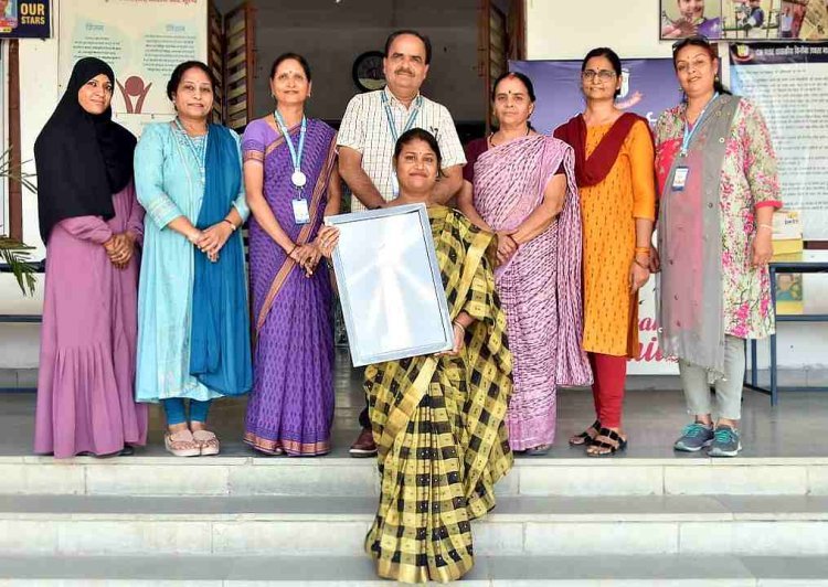 CM राइज विनोबा स्कूल लाइट हाउस घोषित, अन्य स्कूलों के लिए बनेगा प्रेरणा स्रोत, उप प्राचार्य गजेंद्र सिंह राठौर व प्रधान अध्यापक सीमा चौहान को भोपाल में मिला स्मृति चिह्न
