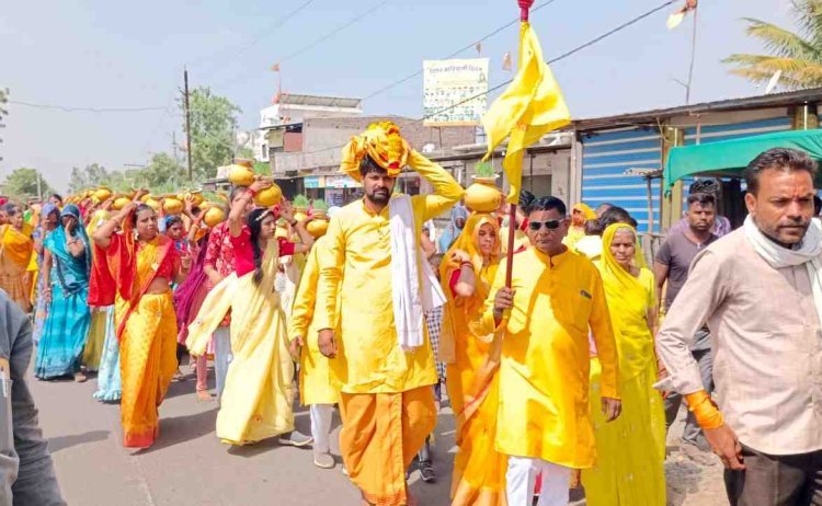 धर्म-संस्कृति : रानीसिंग में गूँजा गायत्री मंत्र, 151 मंगल कलश सिरोधार्य कर निकलीं महिलाएं, श्रीमद् पावन यज्ञ पुराण व पंच कुंडीय गायत्री महायज्ञ शुरू
