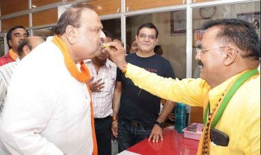 जीत का जश्न : रतलाम जिले में शानदार जीत पर भाजपा ने मतदाताओं का धन्यवाद ज्ञापित किया, जिला अध्यक्ष उपाध्याय ने मंत्री काश्यप को खिलाई मिठाई, प्रबंध समिति सदस्य सोनी ने उपाध्याय को दी बधाई