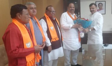 विश्व के सर्वश्रेष्ठ 10 स्कूलों में रतलाम के विनोबा हायर सेकंडरी स्कूल का चयन होने पर कैबिनेट मंत्री चेतन्य काश्यप ने स्कूल शिक्षा मंत्री उदयप्रताप सिंह का किया स्वागत